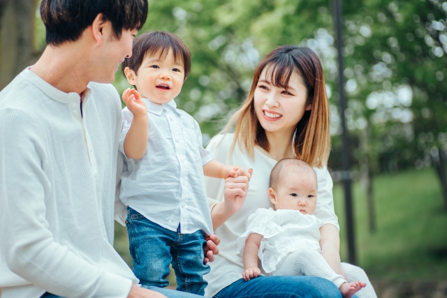 公園で過ごす家族