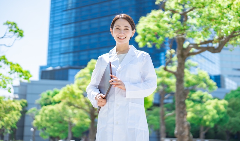 建物の前にいる医者